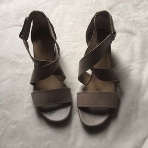 NATURALIZER TAN SANDLES